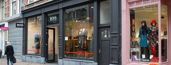 een ruime jas voor nieuwe Hugo Boss vestiging